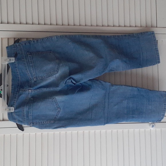 Women GLO Ruffled Y2K Capri Jeans - Picture 2 of 4